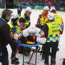 Milánska aréna Santagiulia stíchla. Hviezda NHL po zrážke opustila ľad na nosidlách, na olympiáde skončila