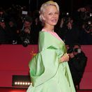 Pamela Anderson v kreácii Carolina Herrera