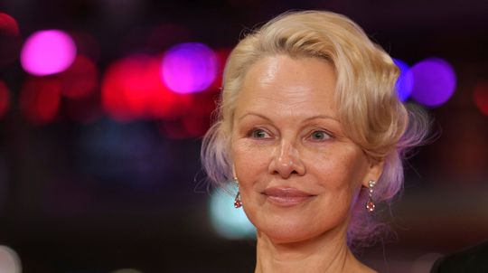 Pamela Anderson v kreácii Carolina Herrera