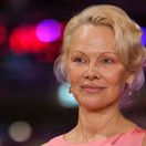 Pamela Anderson v kreácii Carolina Herrera
