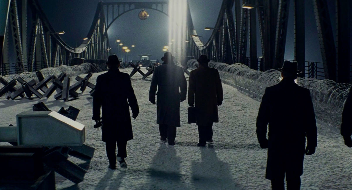 Scéna výmeny Rudolfa Abela za Francisa Powersa...