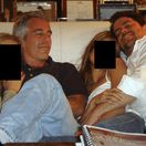 FOTO: Nové zábery: Epsteinove spisy sú plné hviezd i vedcov, Trumpova administratíva však čelí ostrej kritike