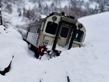 vykolajeny vlak lavina sneh