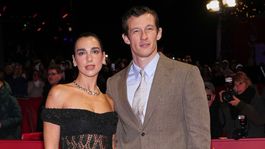 Zamilovaní Callum Turner a Dua Lipa