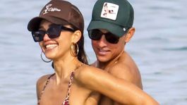 Jessica Alba a Danny Ramirez na pláži