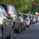 Kto môže parkovať pod vlastným oknom? Rezidentské parkovanie sa ocitlo na hrane zákona, upozorňuje prokuratúra