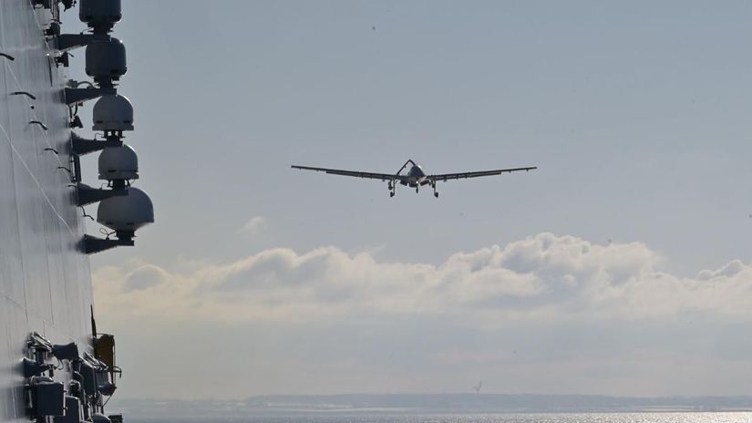 Turecký dron Bayraktar TB-3 počas cvičenia...