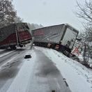 Snehová bomba udrela. V piatok ráno môže byť v nížinách až 15 centimetrov snehu (online)