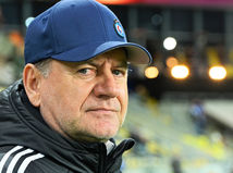 Tvoje otázky ma nezaujímajú, odvrkol Weiss...