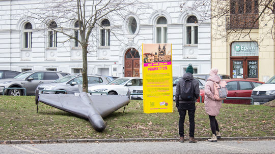 Ľudia si prezerajú maketu dronu typu Šáhid,...