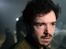 Dávid Hartl na javisku ukameňuje novorodenca...