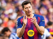 Nad kanonierom Barcelony sa zmráka. Gesto...