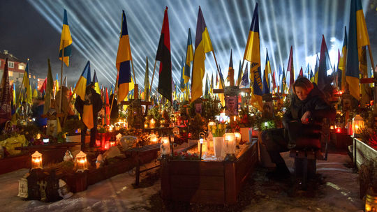 Svetlomety ožarujú v Ľvove hroby padlých...