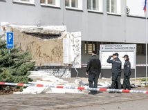 Z Klientskeho centra v Komárne spadla časť strechy, jeden človek zomrel. Šutaj Eštok: Nemožno vylúčiť vplyv víkendového zemetrasenia