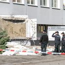 Z Klientskeho centra v Komárne spadla časť strechy, jeden človek zomrel. Šutaj Eštok: Nemožno vylúčiť vplyv víkendového zemetrasenia