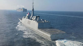 Loď triedy FREMM v Červenom mori 8. januára 2024