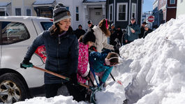 Starostka Bostonu Michelle Wuová (vľavo) pomáha...