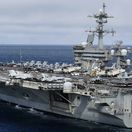 Irán poslal na americkú lietadlovú loď balistické rakety. Armáda USA potvrdila prvé obete