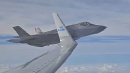 Dve stíhačky F-35 sprevádzajú lietadlo s...