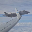 Dve stíhačky F-35 sprevádzajú lietadlo s...