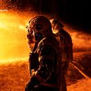 Pracovníci Poltavskej štátnej služby pre mimoriadne situácie likvidujú požiare po ruskom útoku 26. februára 2026