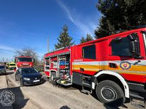 vlak kamión nové zámky hasičské auto hasiči priecestie