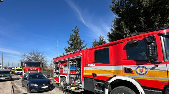 Požiare fotovoltiky vyrábajú prúd aj počas horenia: Hasiči skúšajú nové postupy a volajú po zmene legislatívy