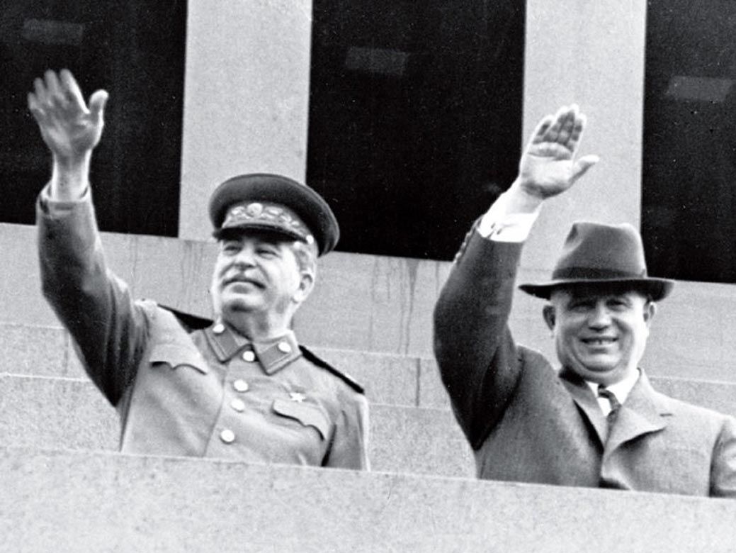 Josip Stalin a Nikita Chruščov na tribúne...