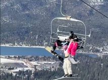 Lyžiarka sa zošmykla z lanovky, z posledných...