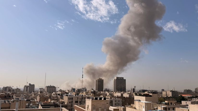 Dym nad Teheránom po výbuchoch 28. februára 2026