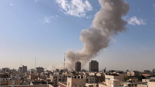 Dym nad Teheránom po výbuchoch 28. februára 2026