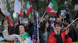 Iránci počas demonštrácie na podporu útokov USA...