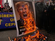 Trump, protest, Irán, Turecko, pálenie, USA