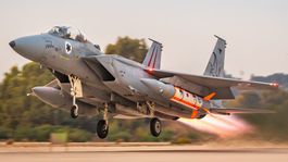 Izraelské stíhacie lietadlo F-15D s raketou...