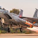 Izraelské stíhacie lietadlo F-15D s raketou Blue Sparrow