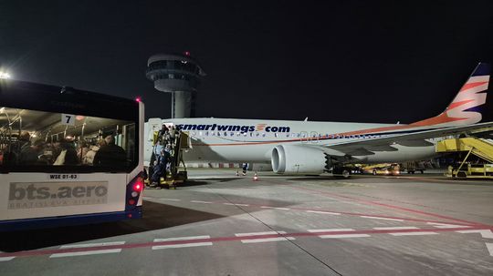 Slováci uviaznutí v Ománe po útoku na Irán sú už v Bratislave. Sériu repatriačných letov spúšťa aj štát