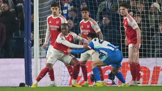 Arsenal zvýšil náskok na sedm bodů, Chelsea se prosadila proti Aston Ville