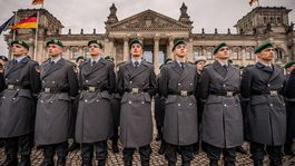 Príslušníci Bundeswehru pred Bundestagom v Berlíne