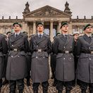 Príslušníci Bundeswehru pred Bundestagom v Berlíne