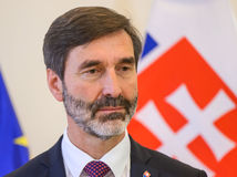 Blanár pripustil rázne kroky voči Ukrajine. Dubéci hovorí o zlyhaní diplomacie a kritizuje komunikáciu s Kyjevom