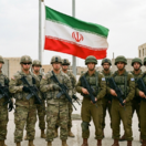 Americkí a izraelskí vojaci pred iránskou...