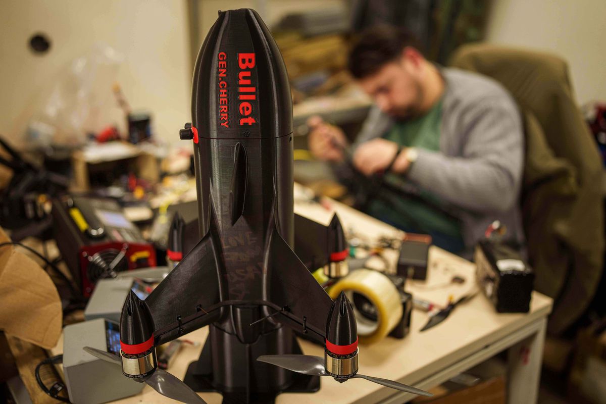 Inžinier montuje interceptor Bullet spoločnosti...
