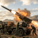 Príslušníci Hizballáhu odpaľujú raketu -...