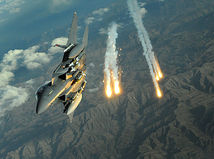 Americké stíhacie lietadlo F-15E Strike Eagle nad Afganistanom v r. 2008