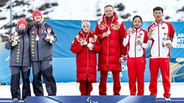 Čiapky ostali na hlavách, neotočili sa k vlajkám. Zvláštny ceremoniál, dôvodom sú Rusi