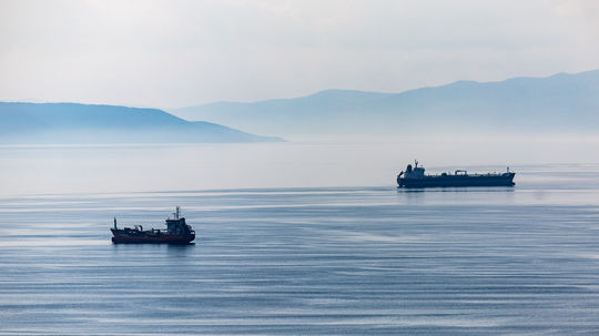 Kto prepláva bez povolenia, bude zničený. Irán vyberá mýto za plavbu cez Hormuzský prieliv. Na platbu je len pár sekúnd