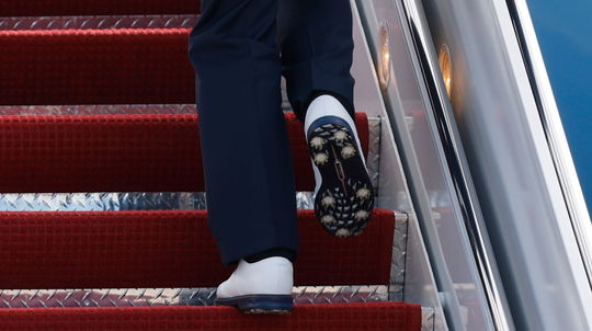 Trump vítá Írán na MS ve fotbale, zatímco rozdává ministrům značkové boty