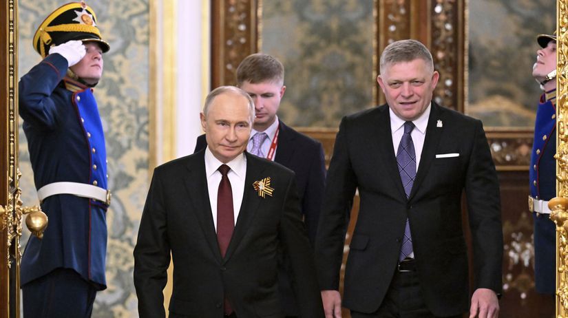 Vladimir Putin a Robert Fico na snímke z 9....