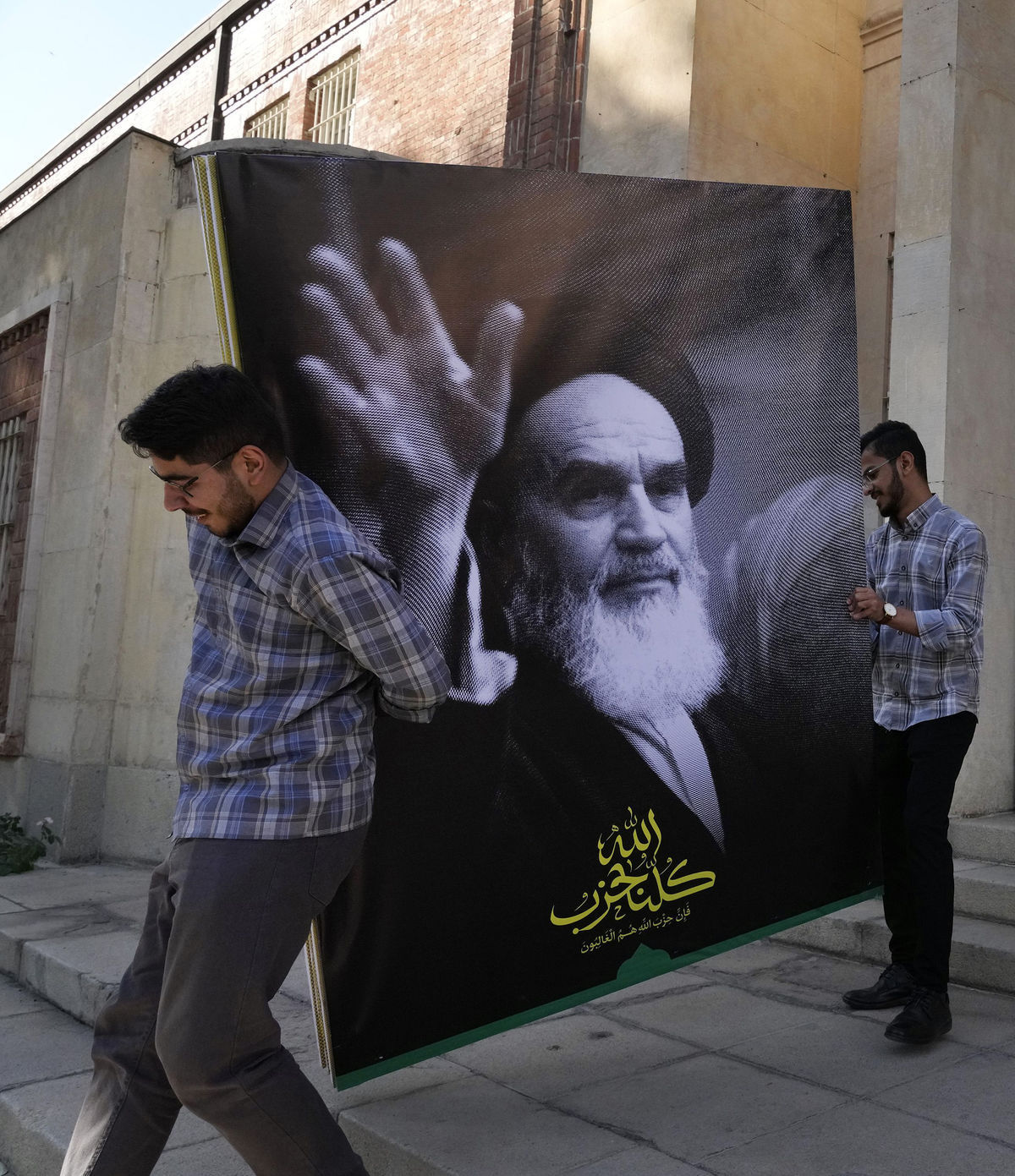 Iránci prenášajú portrét niekdajšieho...