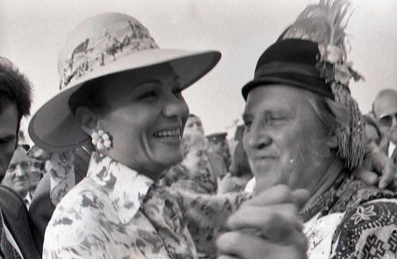 V lete 1977 sprevádzala iránskeho lídra na jeho...